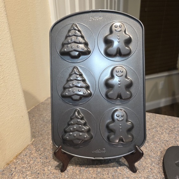 2 Wilton Ginger Bread Man Christmas Tree Cookie Pans Non-Stick 12" X 8" X 1/2" - Picture 4 of 8